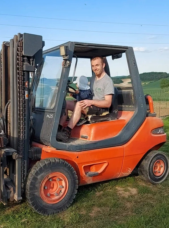 Martin Haselberger, mit Stapler am Feld