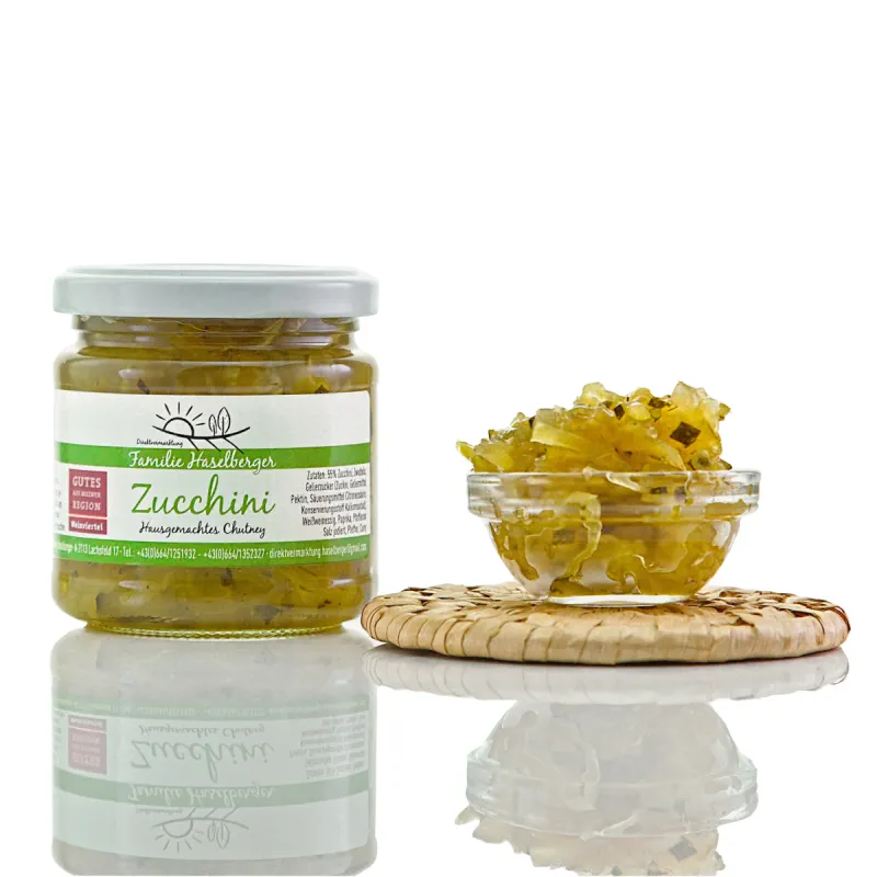 Ein Glas Zucchini Chutney mit Probeschälchen