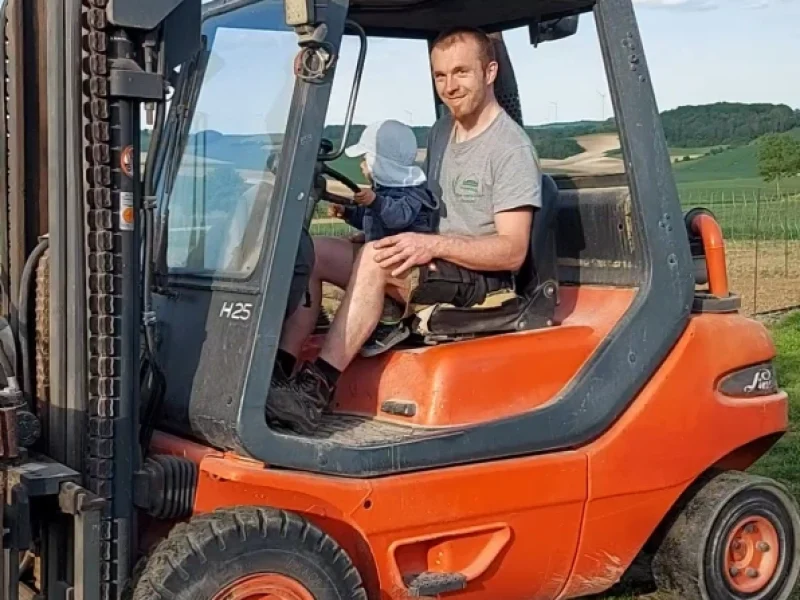 Martin Haselberger, mit Stapler am Feld